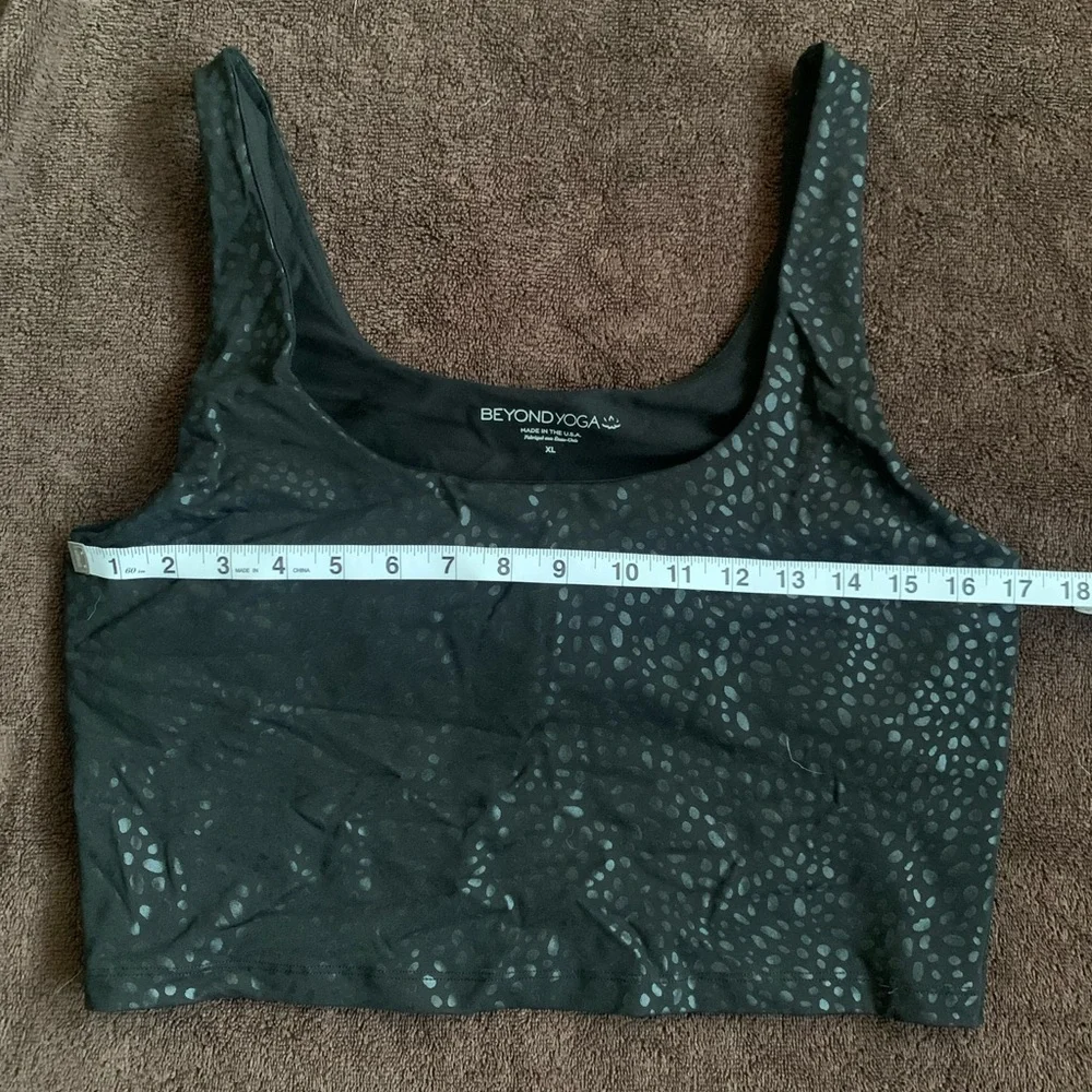 Beyond Yoga Rare Shiny Feline Keep it Simple Cropped Tank Black Shiny Foil - XL - Picture 4 of 8